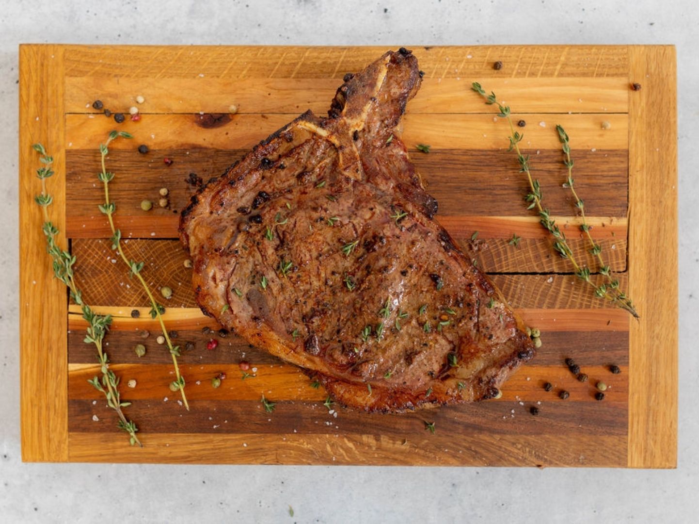 Dry-Aged Rindersteak auf einem Holzbrett